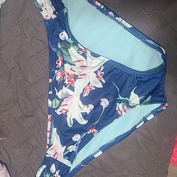 Blue flower print bikini - Picture 2 of 3